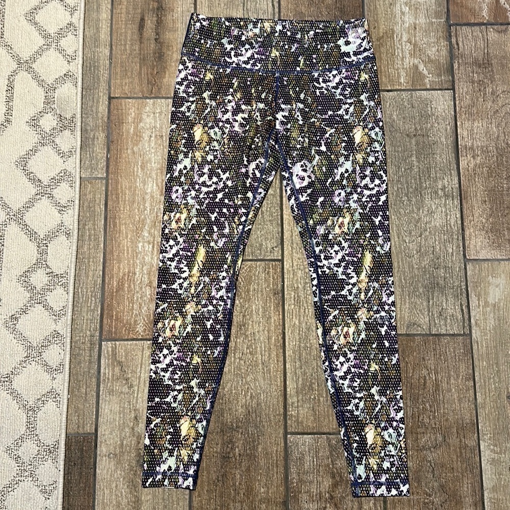 EUC Lululemon Women’s Purple Floral Wunder Under Leggings​​​​​​​​​​​